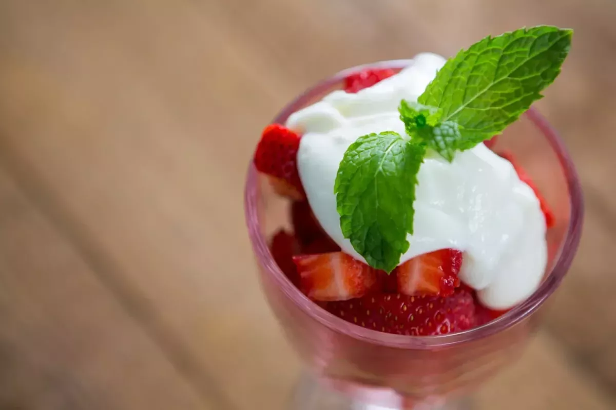 Salade des fraises à la menthe et au jus d’orange